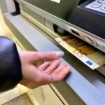 Bancomat, il trucco del filo invisibile