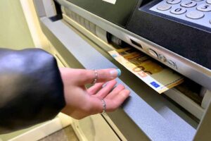 Bancomat, il trucco del filo invisibile