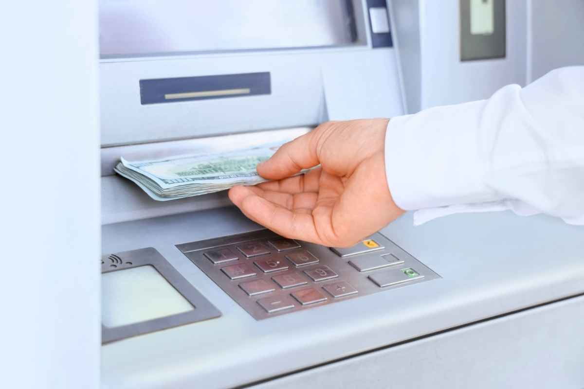 Bancomat, il trucco del filo invisibile