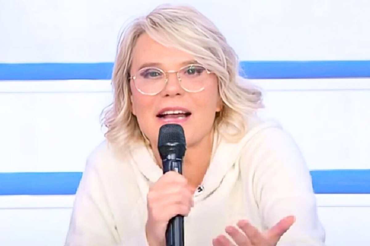 Maria De Filippi tende la mano all'amico in difficoltà: il gesto che