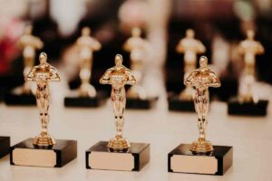 Quanto pesa e quanto vale la statuetta degli Oscar: storia e curiosità sul premio più famoso del cinema