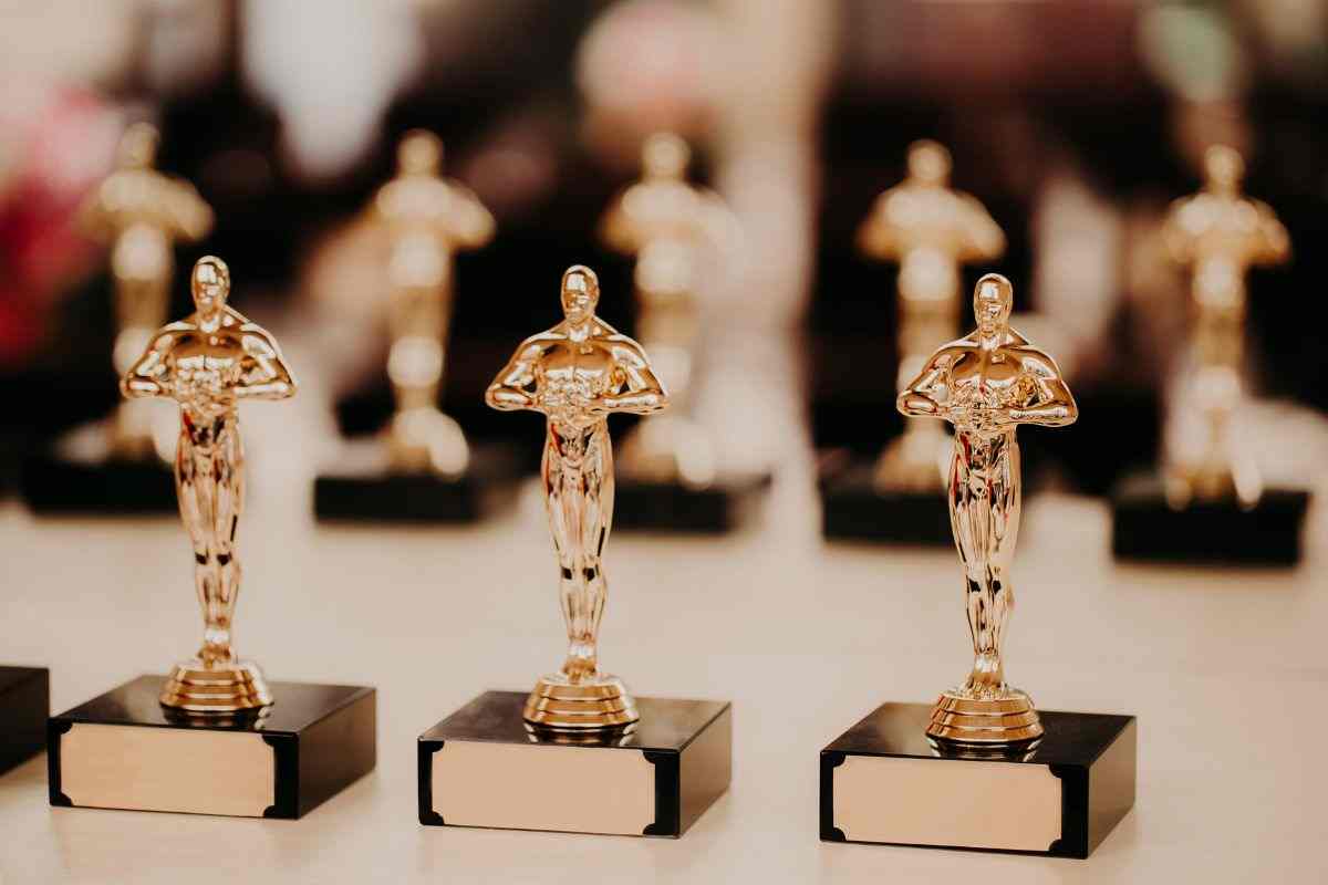 Quanto pesa e quanto vale la statuetta degli Oscar: storia e curiosità sul premio più famoso del cinema
